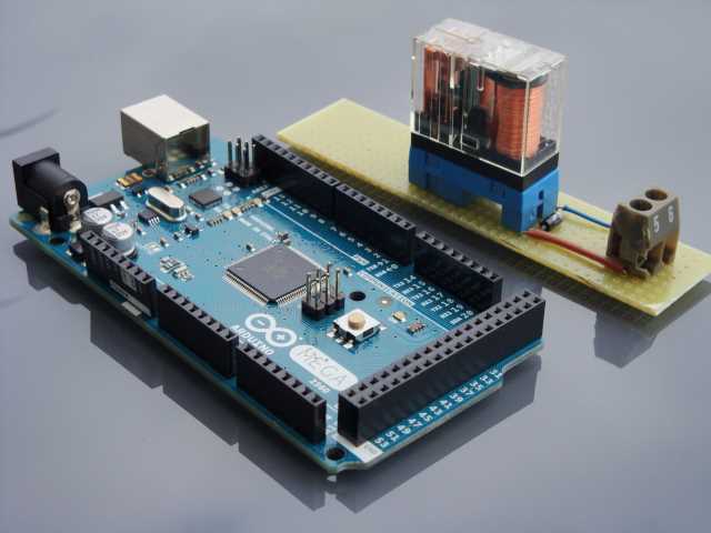 Placa Arduino y relé